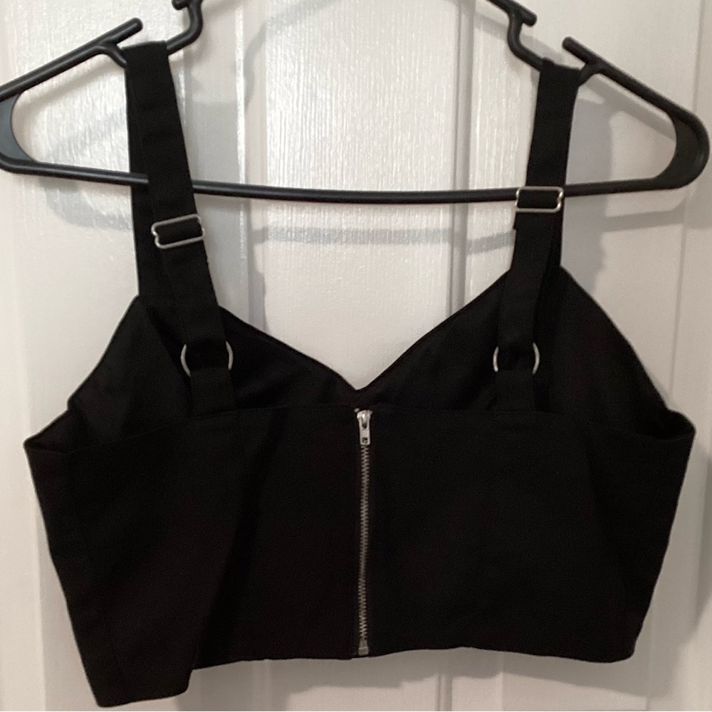 🆕🔥FASHION NOVA SEXY&STYLISH ZIPPER UP ON BACK SLEEVELESS CROP TOP!!BUNDLE🆙